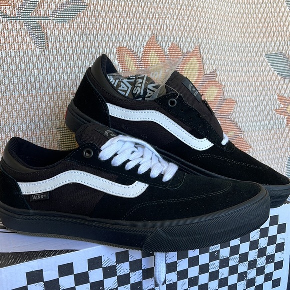 Vans WMNS Gilbert Crockett
Blackout
VN0A5JIF10J
Sneakers - Picture 7 of 16